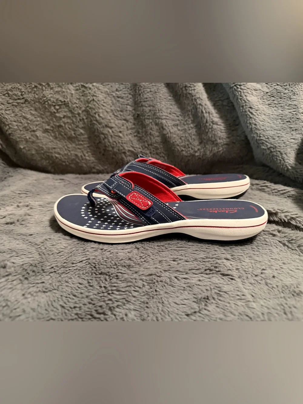 Clarks women’s Navy and Red Star-Print Cloudsteppers Sandals